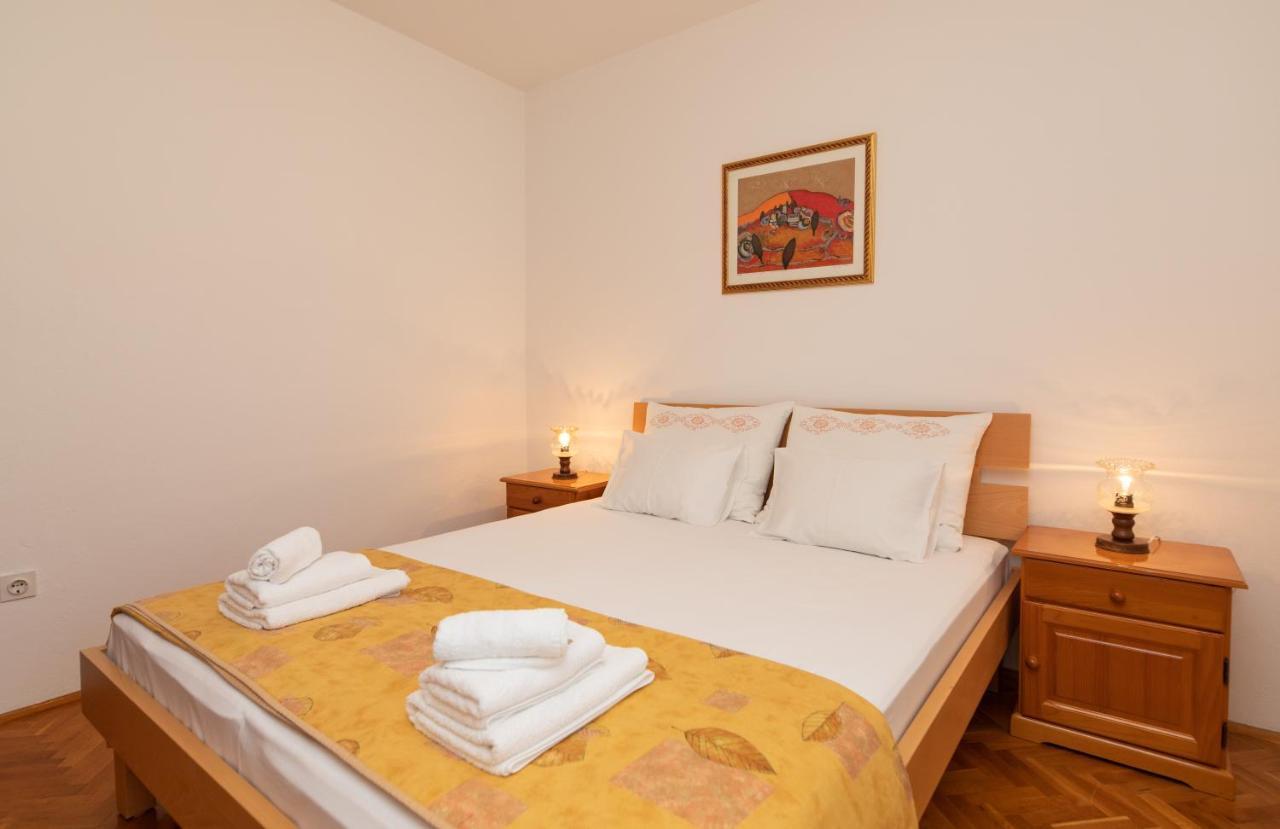 Apartments Jelena Supetar - Four Apartments - A Small House With A Private Yard - Two-Room Apartment With A Sea View - Studio Apartment - Two-Room Apartment With Garden View- Free Parking Exterior foto