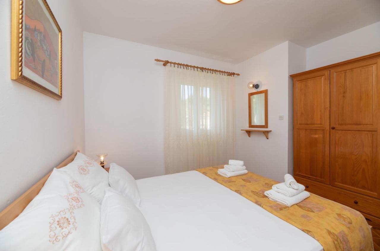 Apartments Jelena Supetar - Four Apartments - A Small House With A Private Yard - Two-Room Apartment With A Sea View - Studio Apartment - Two-Room Apartment With Garden View- Free Parking Exterior foto