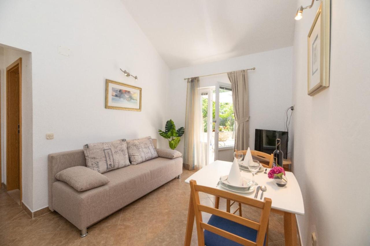 Apartments Jelena Supetar - Four Apartments - A Small House With A Private Yard - Two-Room Apartment With A Sea View - Studio Apartment - Two-Room Apartment With Garden View- Free Parking Exterior foto