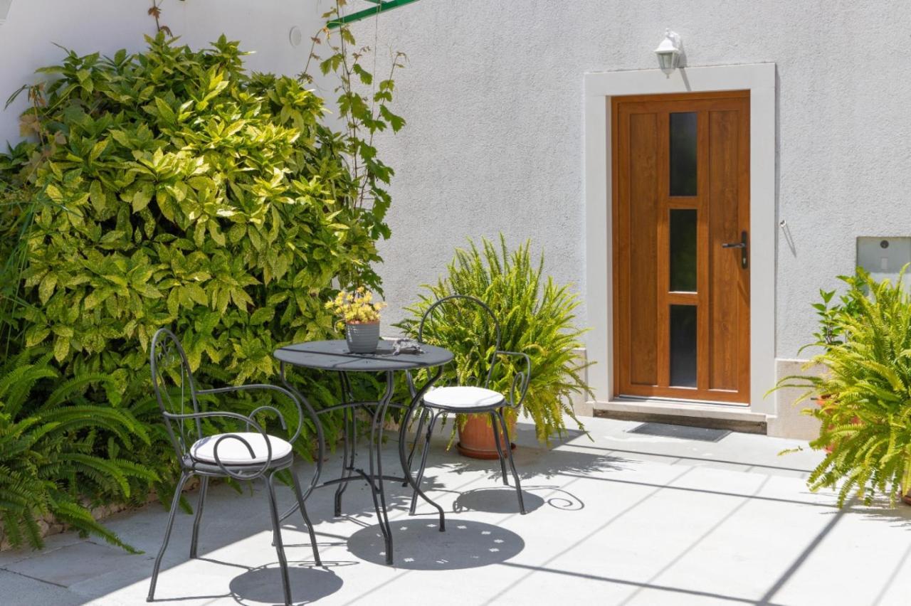 Apartments Jelena Supetar - Four Apartments - A Small House With A Private Yard - Two-Room Apartment With A Sea View - Studio Apartment - Two-Room Apartment With Garden View- Free Parking Exterior foto