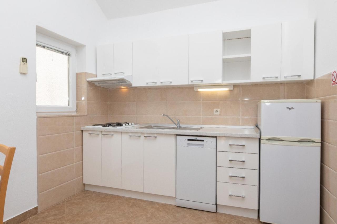 Apartments Jelena Supetar - Four Apartments - A Small House With A Private Yard - Two-Room Apartment With A Sea View - Studio Apartment - Two-Room Apartment With Garden View- Free Parking Exterior foto