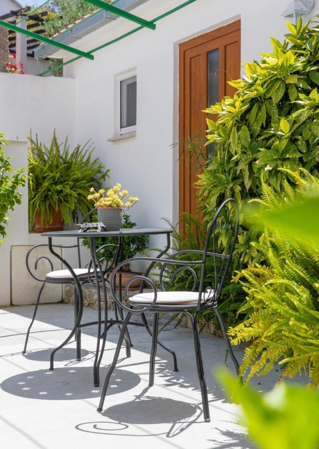 Apartments Jelena Supetar - Four Apartments - A Small House With A Private Yard - Two-Room Apartment With A Sea View - Studio Apartment - Two-Room Apartment With Garden View- Free Parking Exterior foto