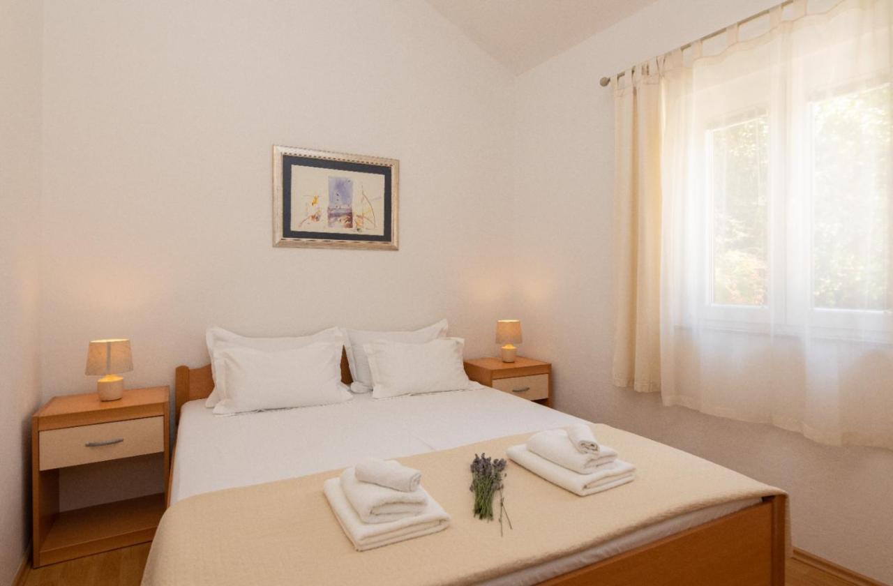 Apartments Jelena Supetar - Four Apartments - A Small House With A Private Yard - Two-Room Apartment With A Sea View - Studio Apartment - Two-Room Apartment With Garden View- Free Parking Exterior foto