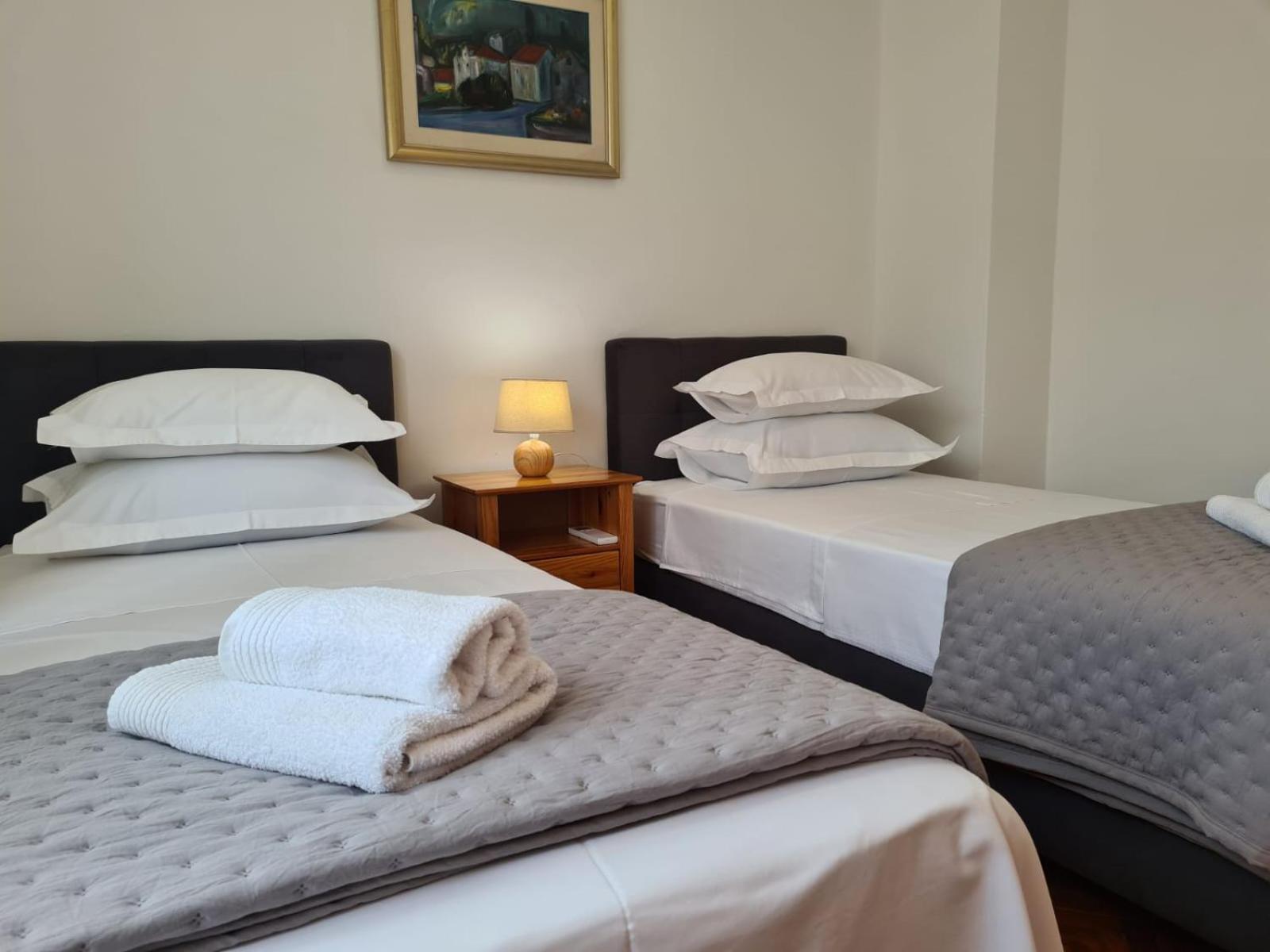 Apartments Jelena Supetar - Four Apartments - A Small House With A Private Yard - Two-Room Apartment With A Sea View - Studio Apartment - Two-Room Apartment With Garden View- Free Parking Exterior foto