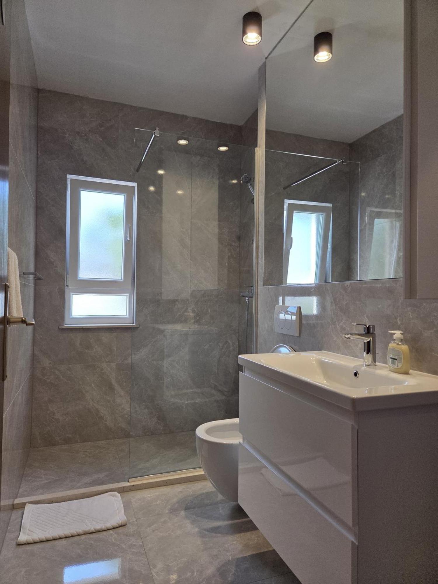 Apartments Jelena Supetar - Four Apartments - A Small House With A Private Yard - Two-Room Apartment With A Sea View - Studio Apartment - Two-Room Apartment With Garden View- Free Parking Exterior foto