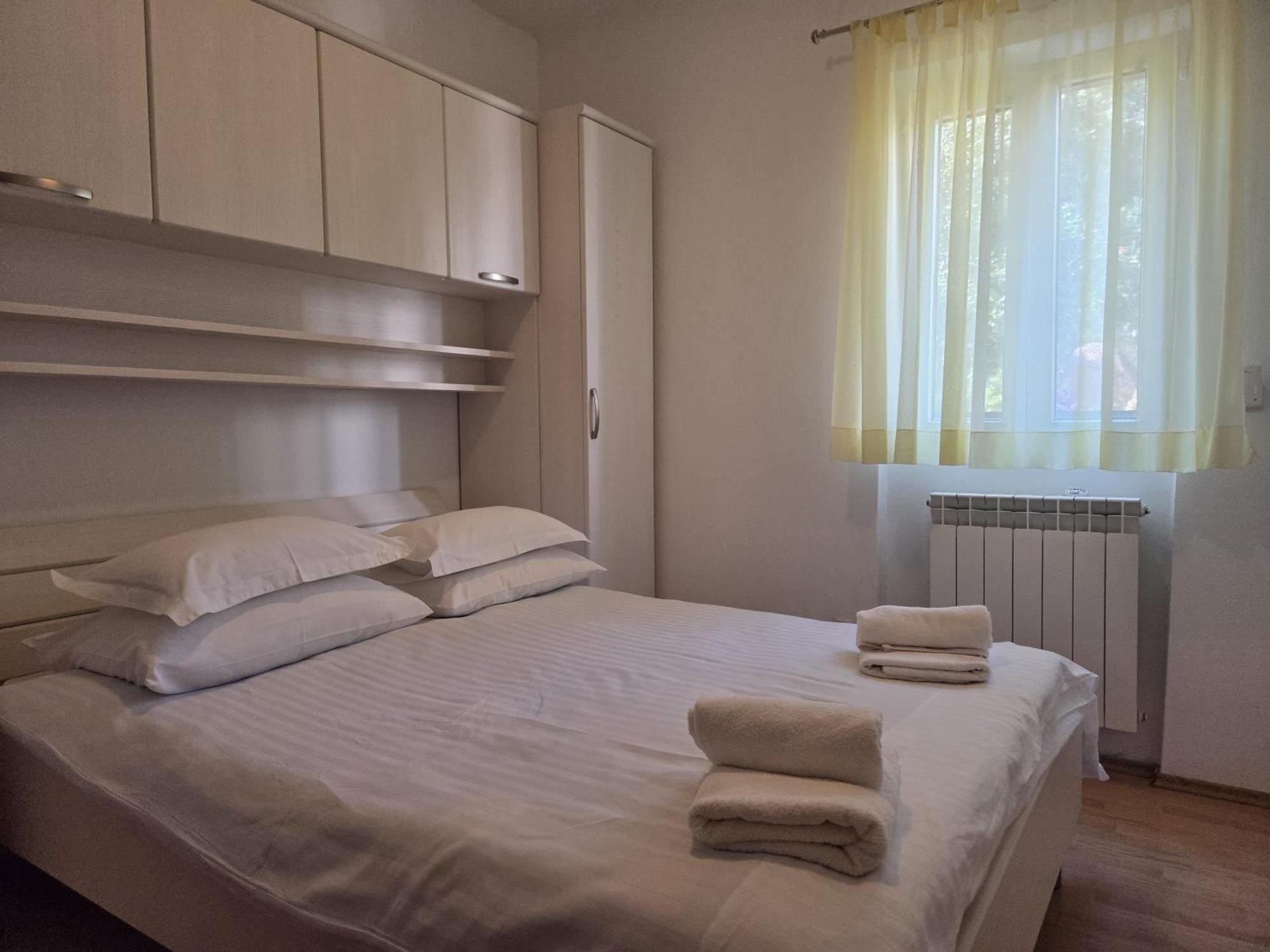 Apartments Jelena Supetar - Four Apartments - A Small House With A Private Yard - Two-Room Apartment With A Sea View - Studio Apartment - Two-Room Apartment With Garden View- Free Parking Exterior foto