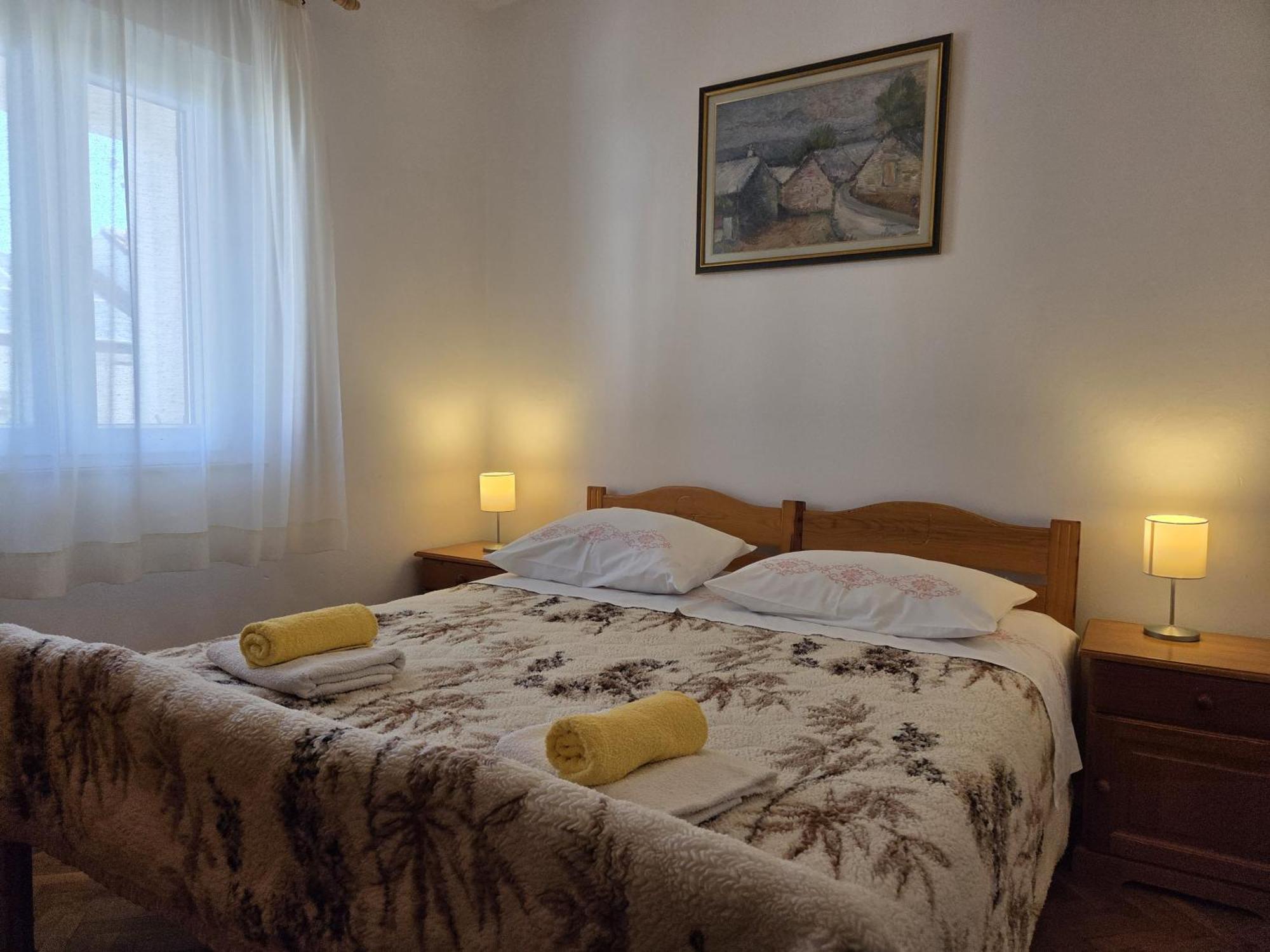 Apartments Jelena Supetar - Four Apartments - A Small House With A Private Yard - Two-Room Apartment With A Sea View - Studio Apartment - Two-Room Apartment With Garden View- Free Parking Exterior foto